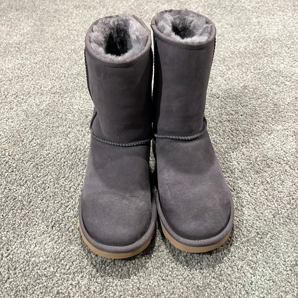Women’s size 6 dark gray uggs. Barely worn